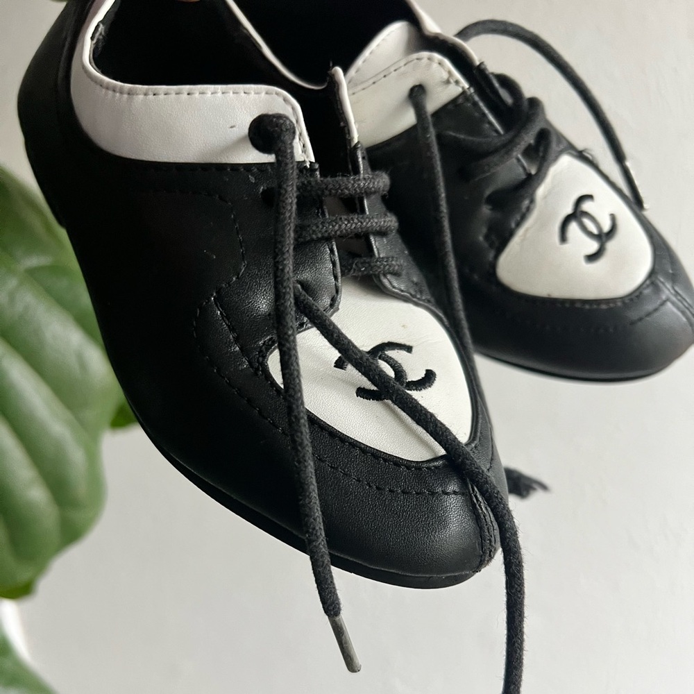 Vintage Chanel kids black and white Oxford shoe size 28